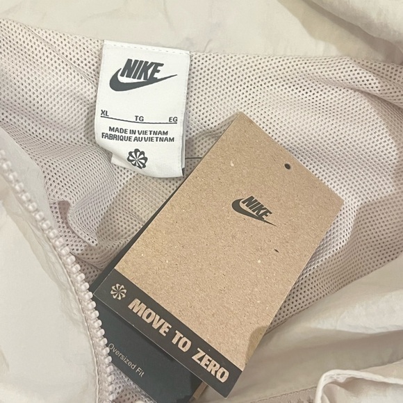 NIKE Essential Wind RunnerJacket Lightweight Oversized Size XL Cream - Picture 7 of 8